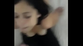 Девятнадцатилетняя девушка с чёрными прядями дрюкается на камеру